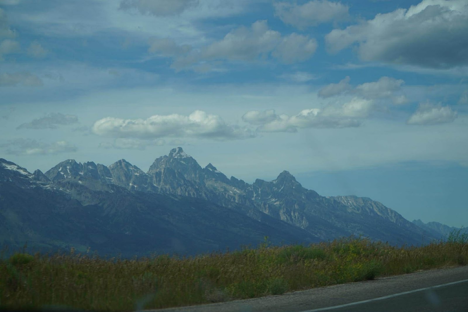 Widok na góry Teton i dolinę Jackson Hole z drogi wjazdowej do parku.