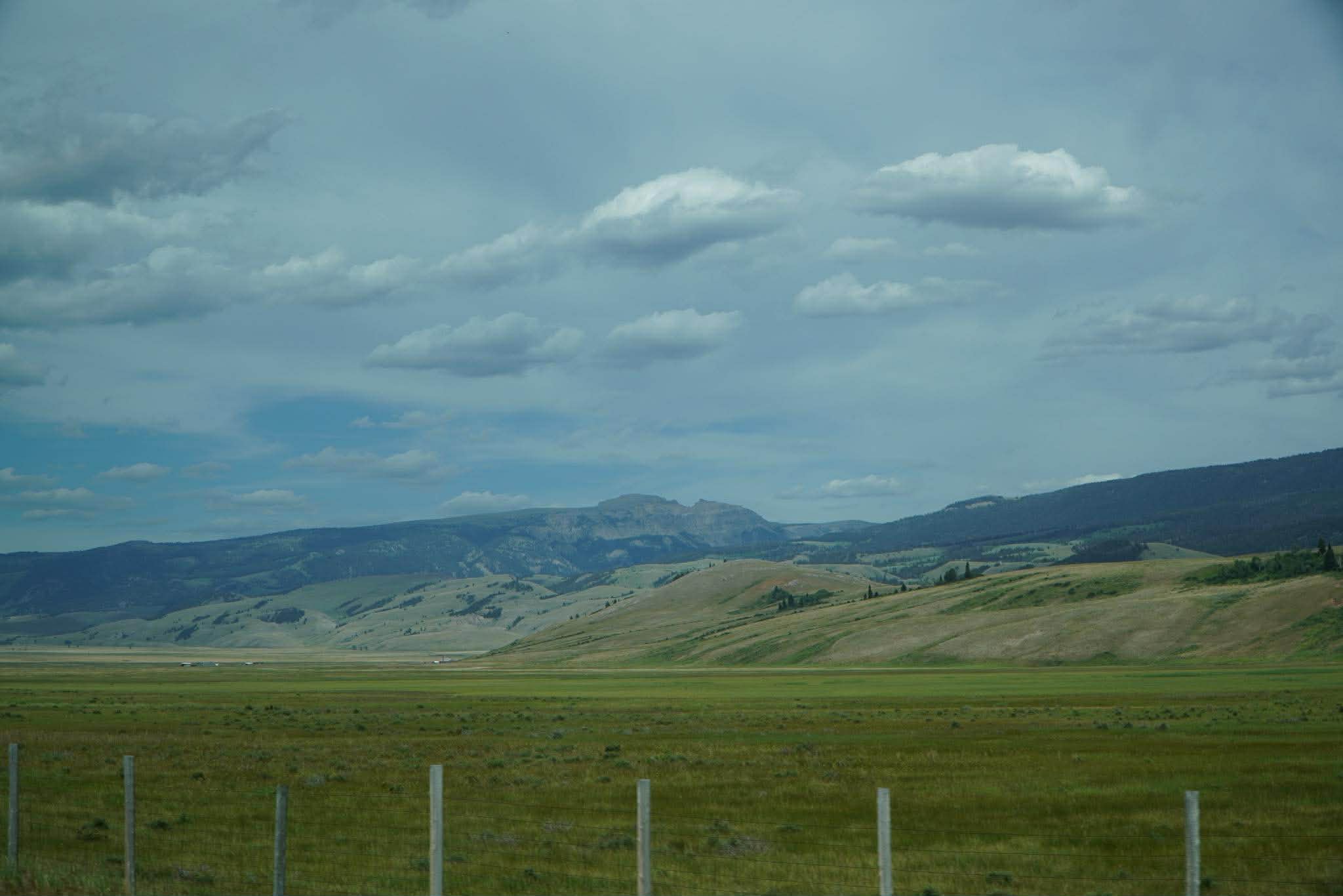 Rozległa dolina Jackson Hole w Wyoming pod zachmurzonym niebem.